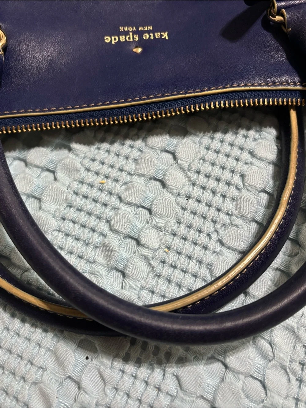 Kate Spade handbag/shoulder bag is a great accessory fun or professional use.
